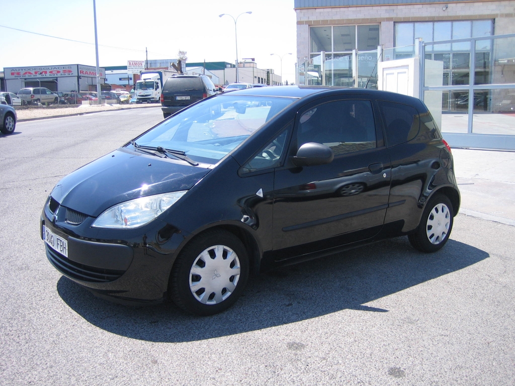 VISTA DELANTERA IZQUIERDA MITSUBISHI COLT 1.1 GASOLINA 85CV