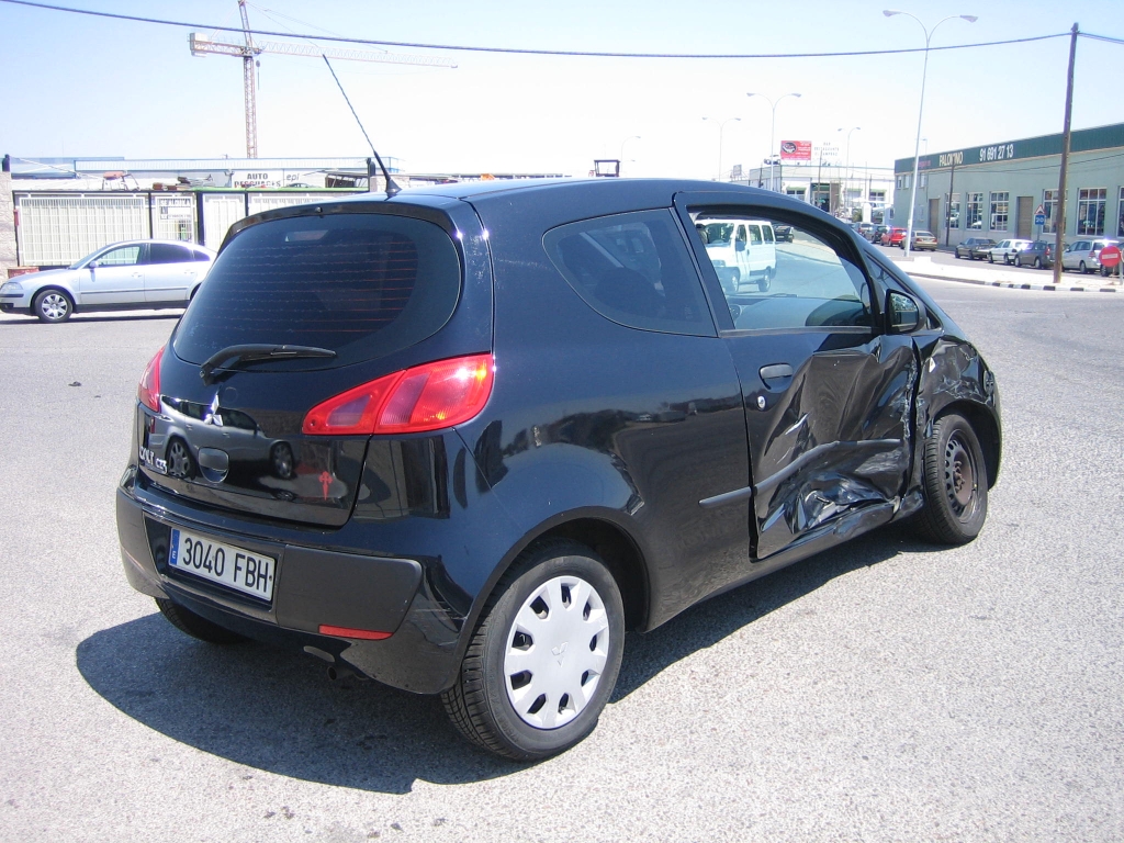 VISTA TRASERA DERECHA MITSUBISHI COLT 1.1 GASOLINA 85CV
