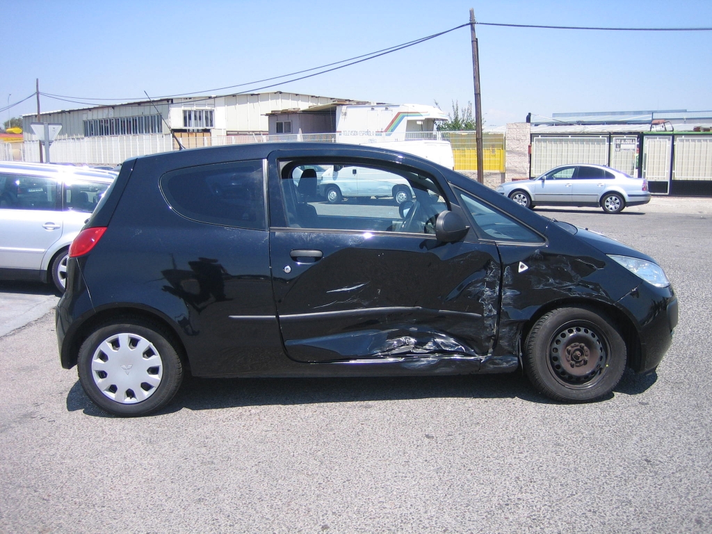 VISTA LATERAL DERECHO MITSUBISHI COLT 1.1 GASOLINA 85CV
