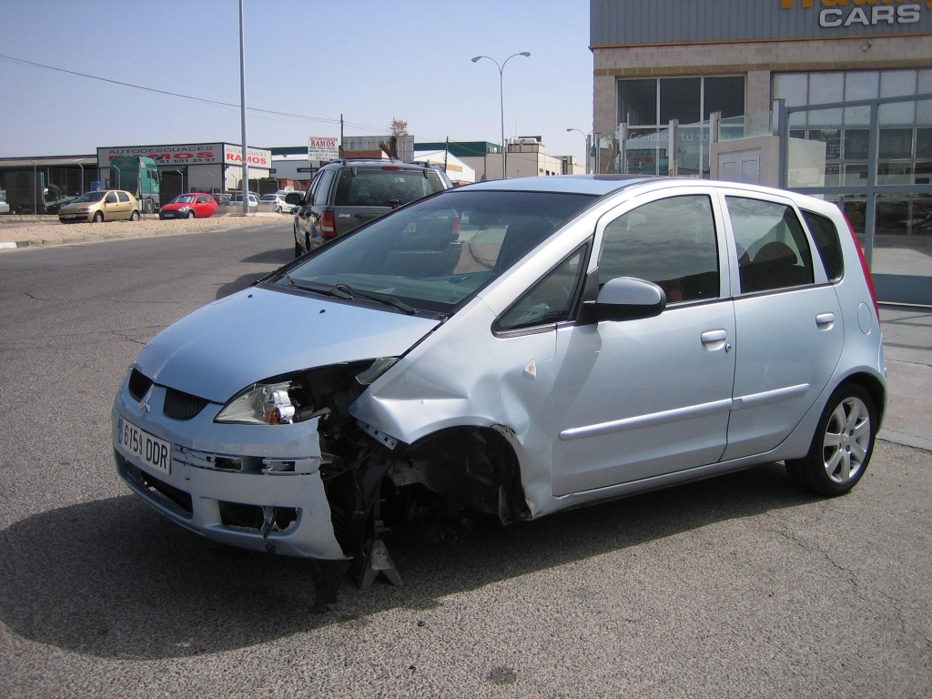 VISTA DELANTERA IZQUIERDA MITSUBISHI COLT 1.5 DID 95CV