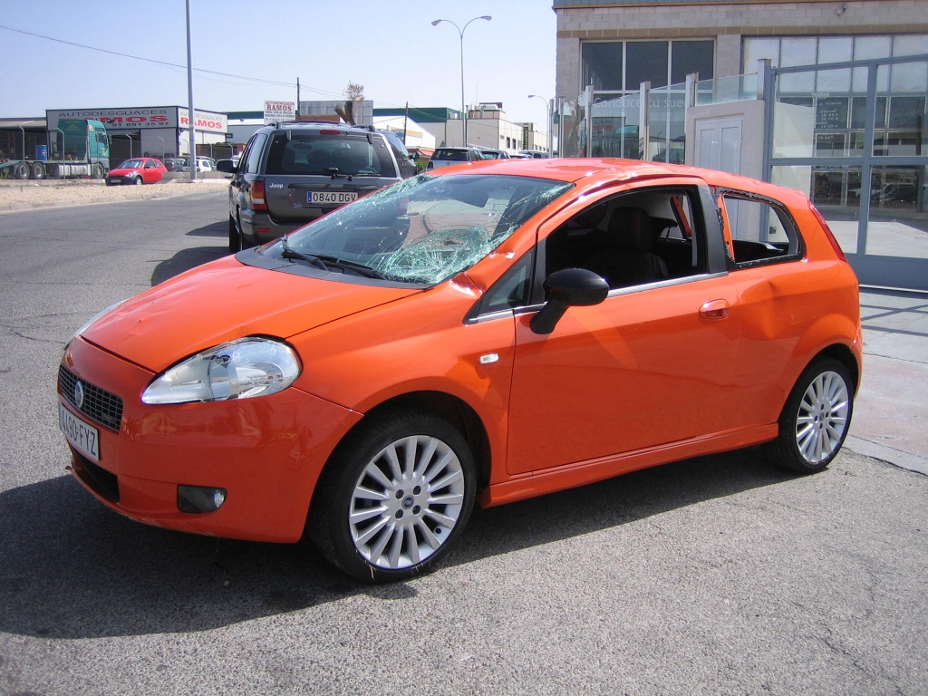 VISTA DELANTERA IZQUIERDA FIAT PUNTO 1.4 SPORT 95CV GASOLINA