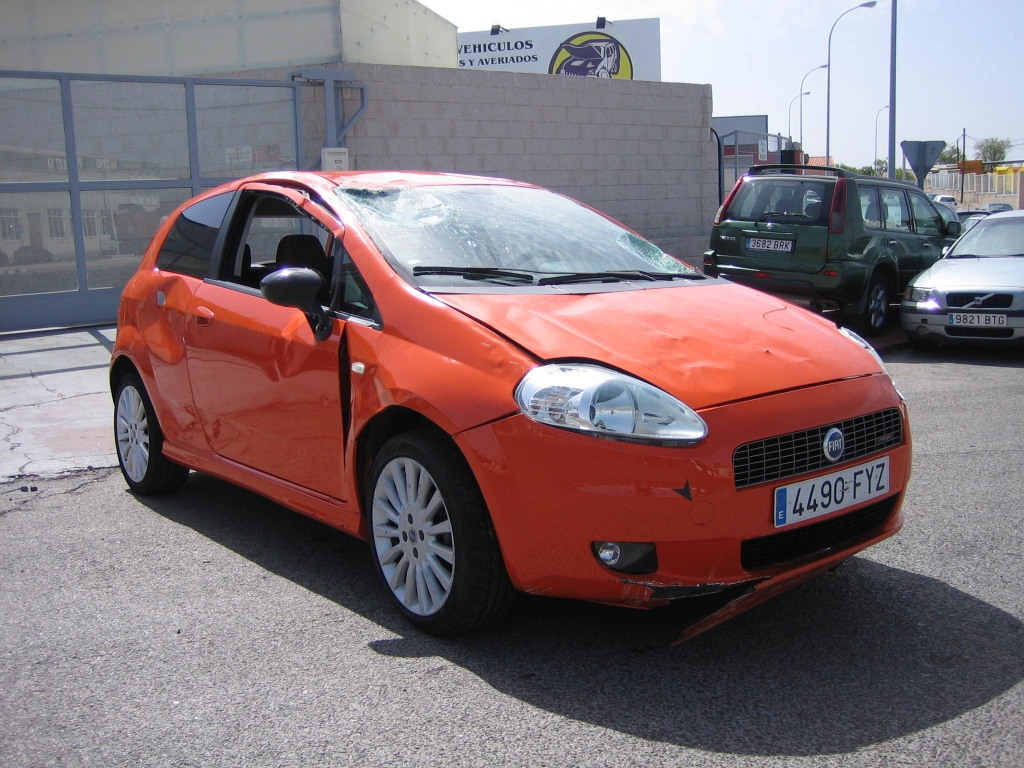 VISTA DELANTERA DERECHA FIAT PUNTO 1.4 SPORT 95CV GASOLINA