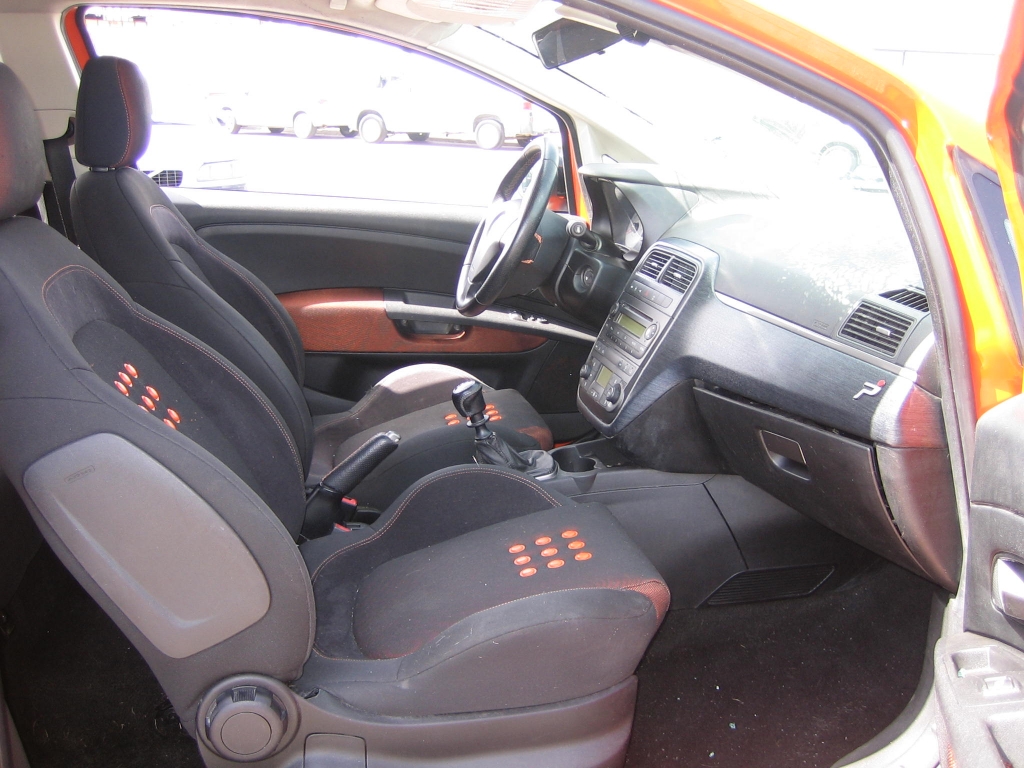 VISTA INTERIOR DELANTERO FIAT PUNTO 1.4 SPORT 95CV GASOLINA
