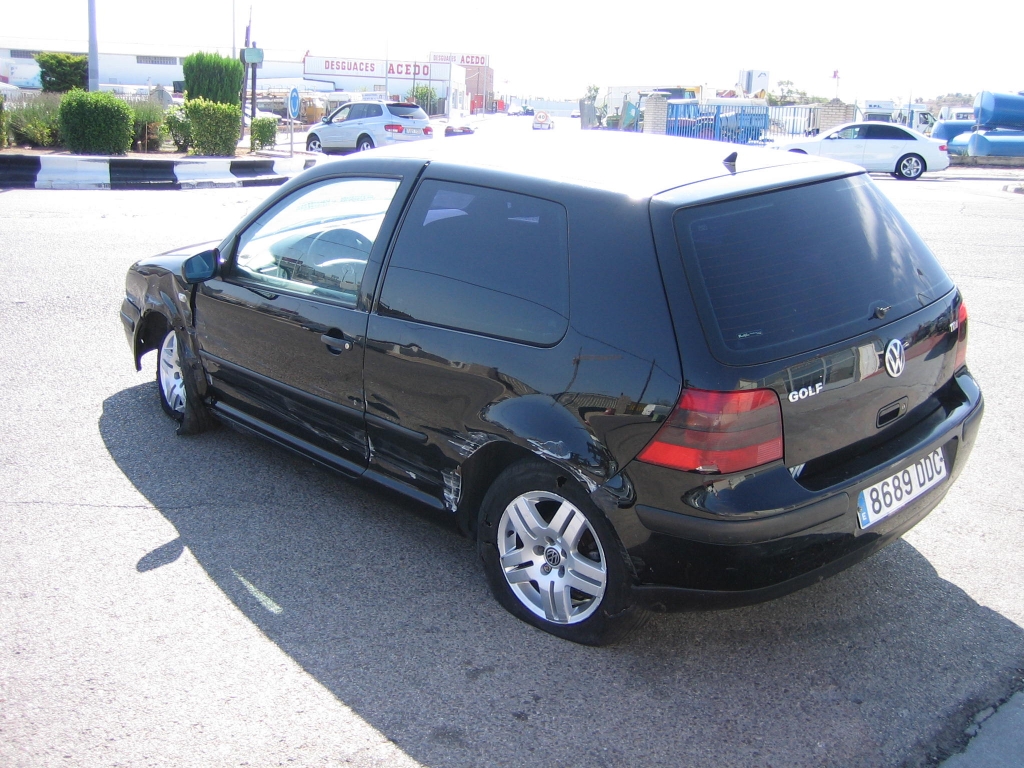 VISTA TRASERA IZQUIERDA VOLKSWAGEN GOLF IV 1.9 TDI 100CV