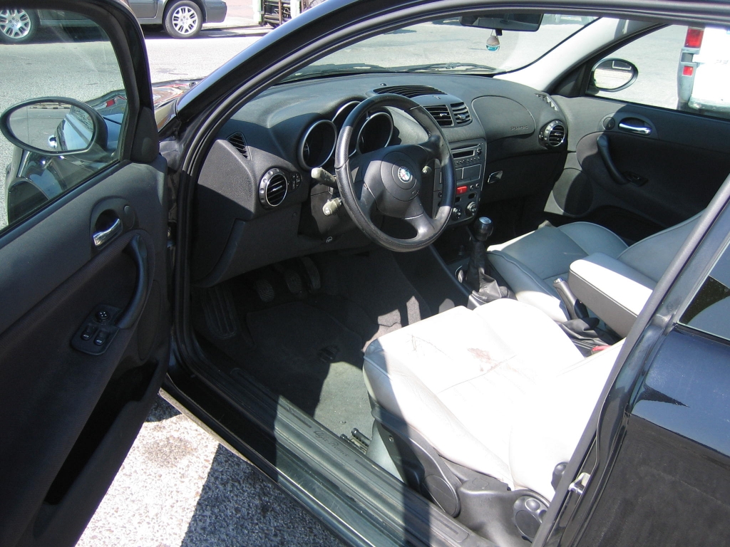 VISTA INTERIOR IZQUIERDO ALFA ROMEO 147 1.9 JTD 115CV