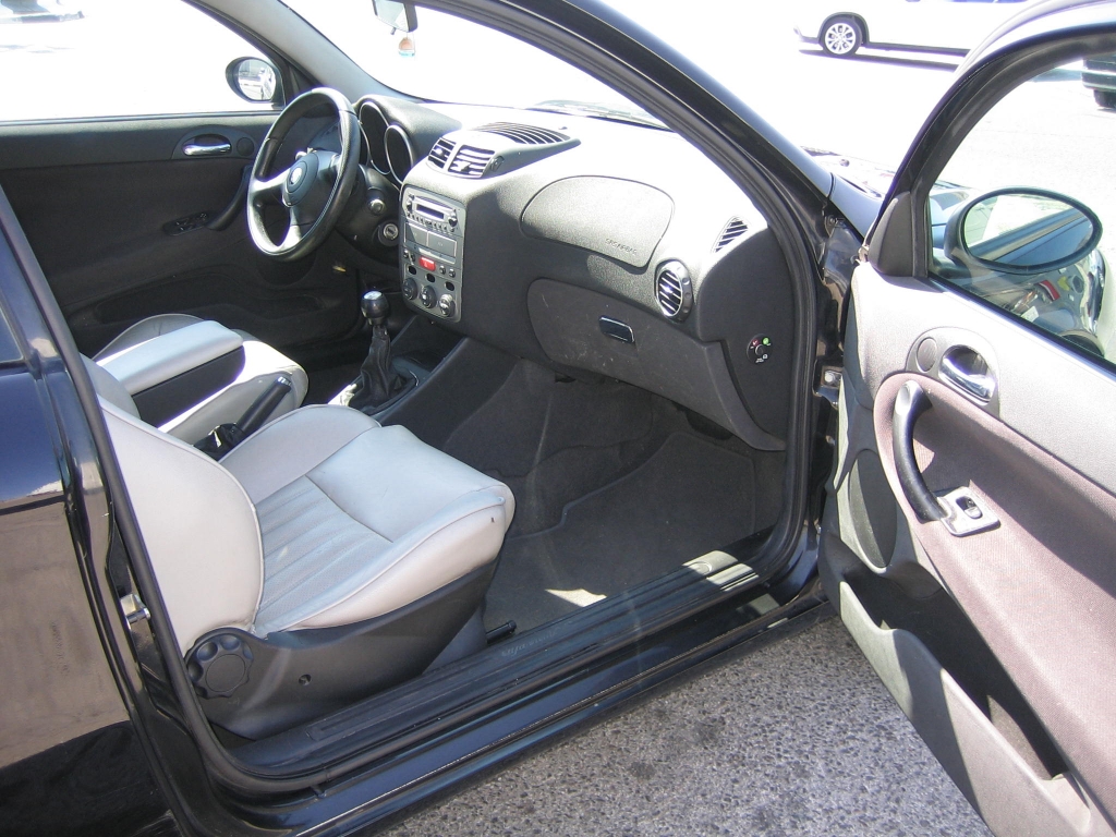 VISTA INTERIOR DERECHO ALFA ROMEO 147 1.9 JTD 115CV