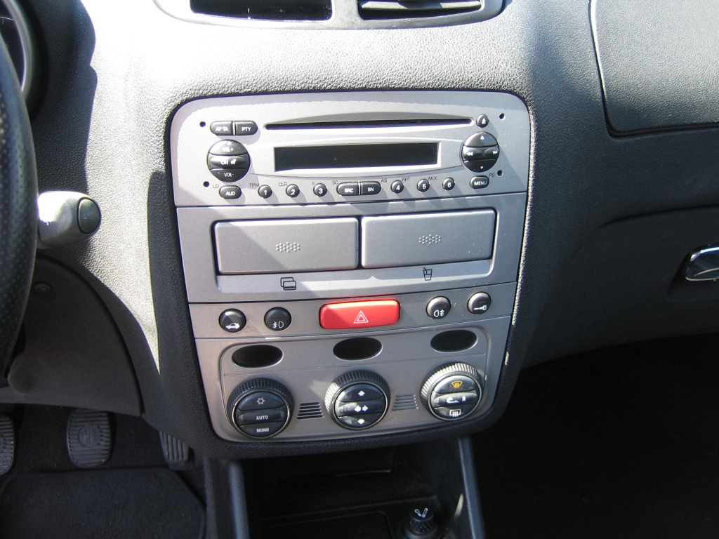 VISTA CD Y CLIMA ALFA ROMEO 147 1.9 JTD 115CV
