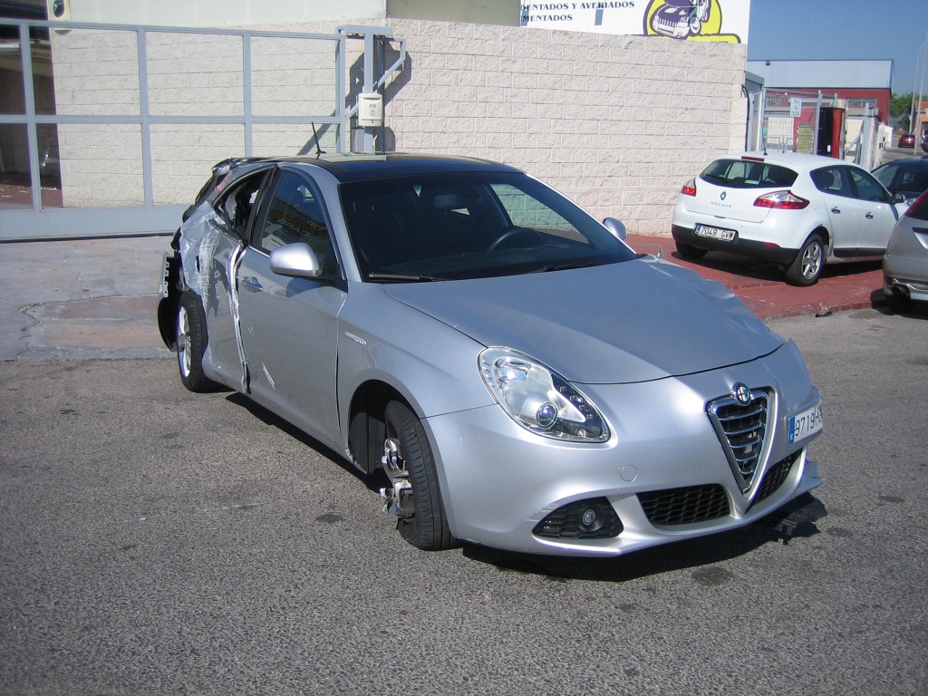 VISTA DELANTERA DERECHA ALFA ROMEO GIULIETTA 2.0 JTD 140CV