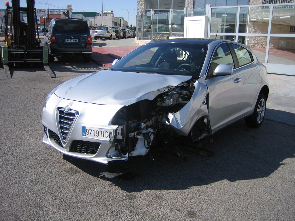 VISTA DELANTERA IZQUIERDA ALFA ROMEO GIULIETTA 2.0 JTD 140CV