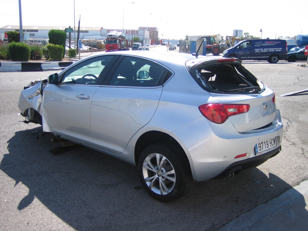 VISTA TRASERA IZQUIERDA ALFA ROMEO GIULIETTA 2.0 JTD 140CV