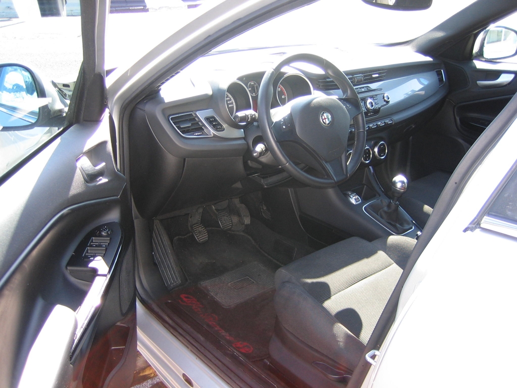 VISTA INTERIOR IZQUIERDO ALFA ROMEO GIULIETTA 2.0 JTD 140CV