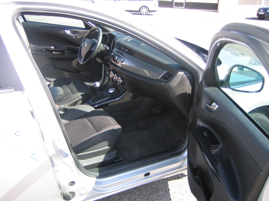 VISTA INTERIOR DERECHO ALFA ROMEO GIULIETTA 2.0 JTD 140CV
