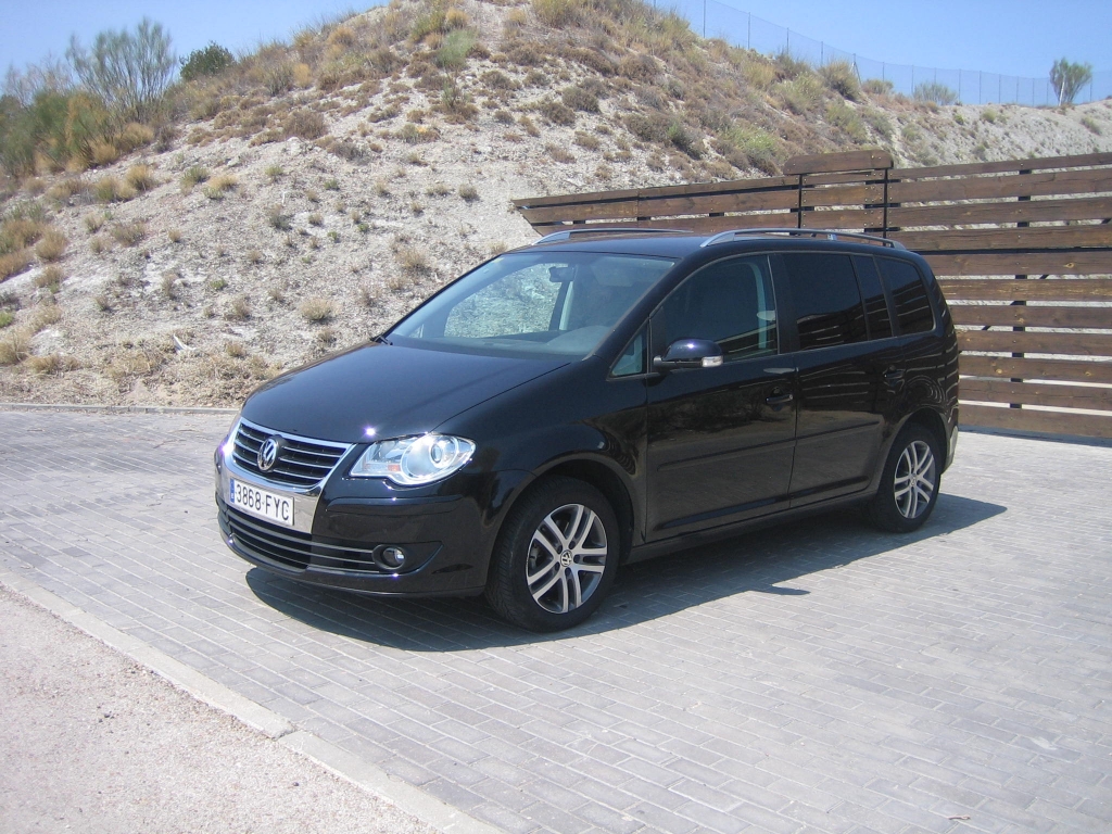 VISTA DELANTERA IZQUIERDA VOLKSWAGEN TOURAN 1.9 TDI 105CV 7 PLAZAS