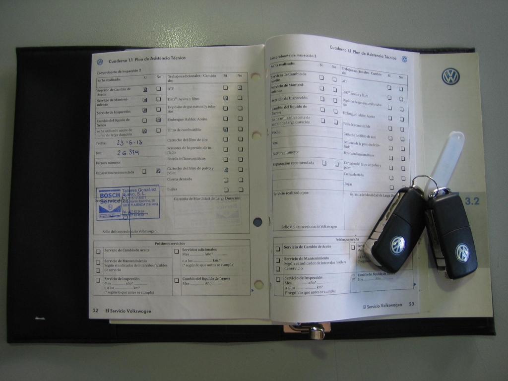 VISTA LIBRO REVISIONES Y 2 LLAVES VISTA DELANTERA IZQUIERDA VOLKSWAGEN TOURAN 1.9 TDI 105CV 7 PLAZAS