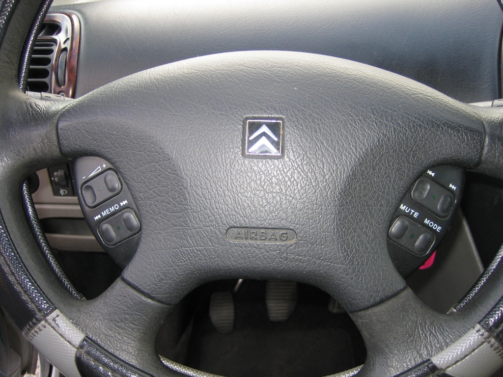 VISTA MANDOS AUDIO EN VOLANTE CITROEN XSARA PICASSO 2.0 HDI 90CV