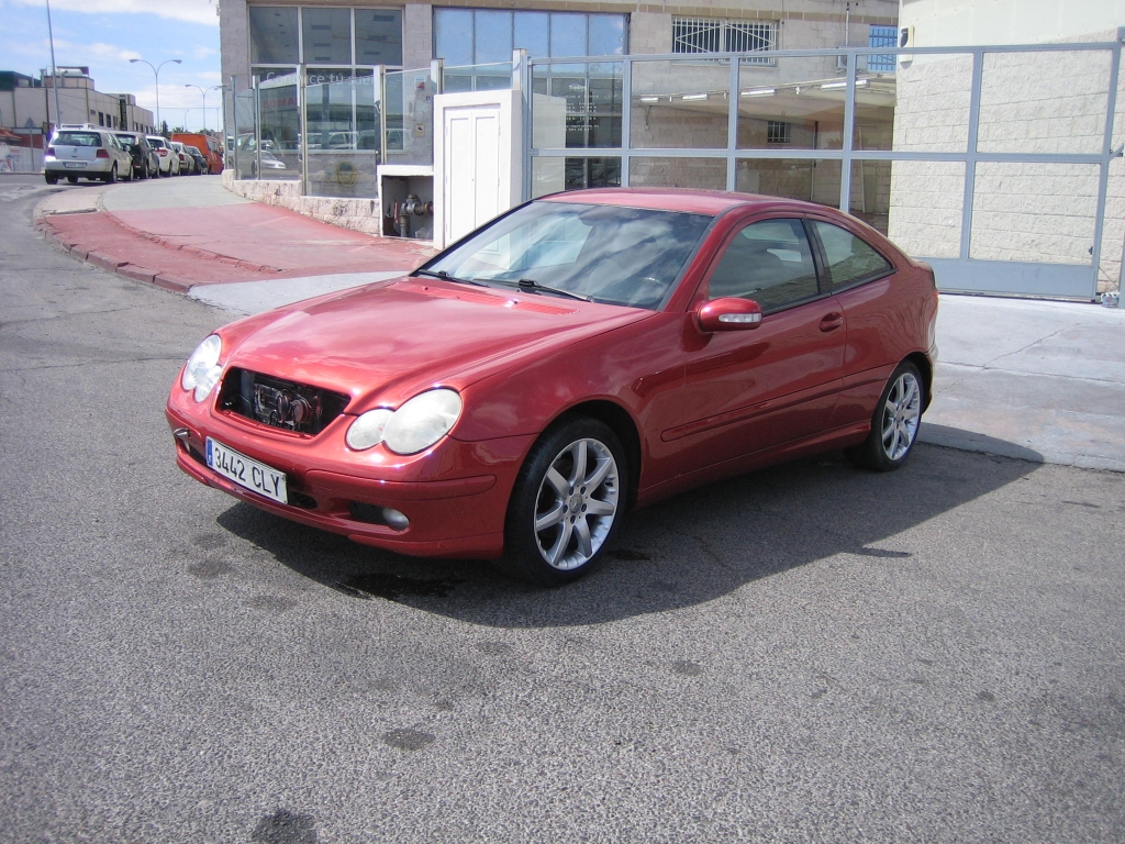 VISTA DELANTERA IZQUIERDA MERCEDES BENZ C-220 CDI 2.2 142CV AUTOMATICO