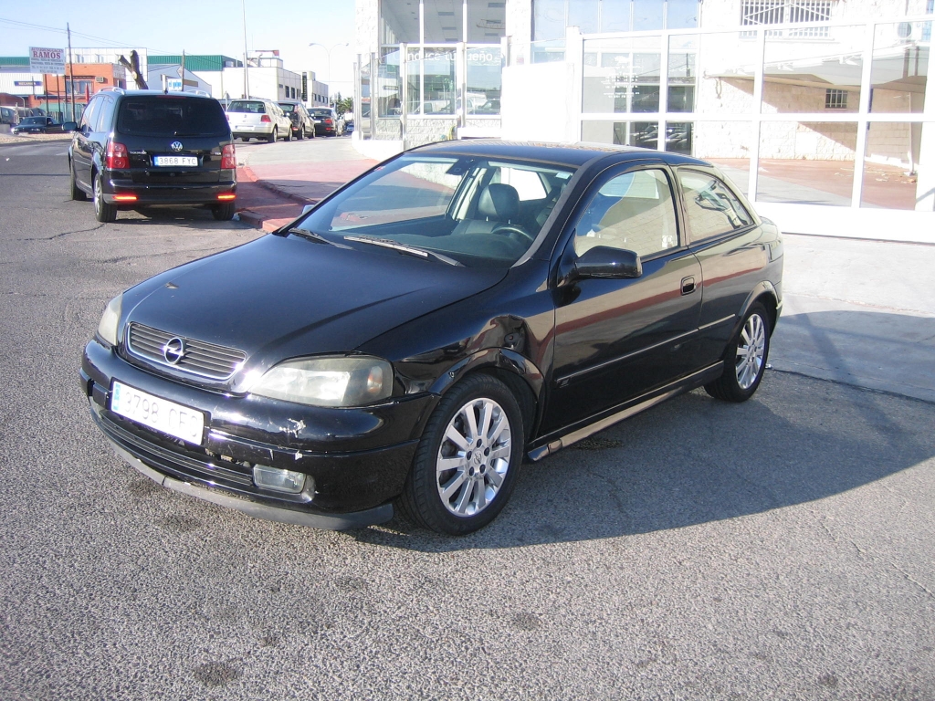 VISTA DELANTERA I9ZQUIERDA OPEL ASTRA 2.2 DTI SPORT 1215CV
