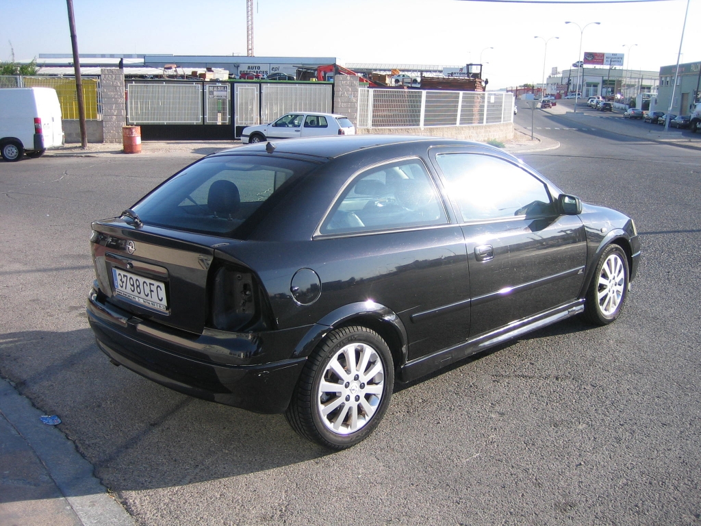 VISTA TRASERA DERECHA OPEL ASTRA 2.2 DTI SPORT 1215CV