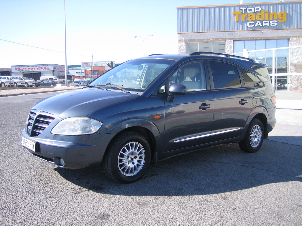 VISTA DELANTERA IZQUIERDA SSANGYOUNG RODIUS 3.0 D 165CV 7 PLAZAS