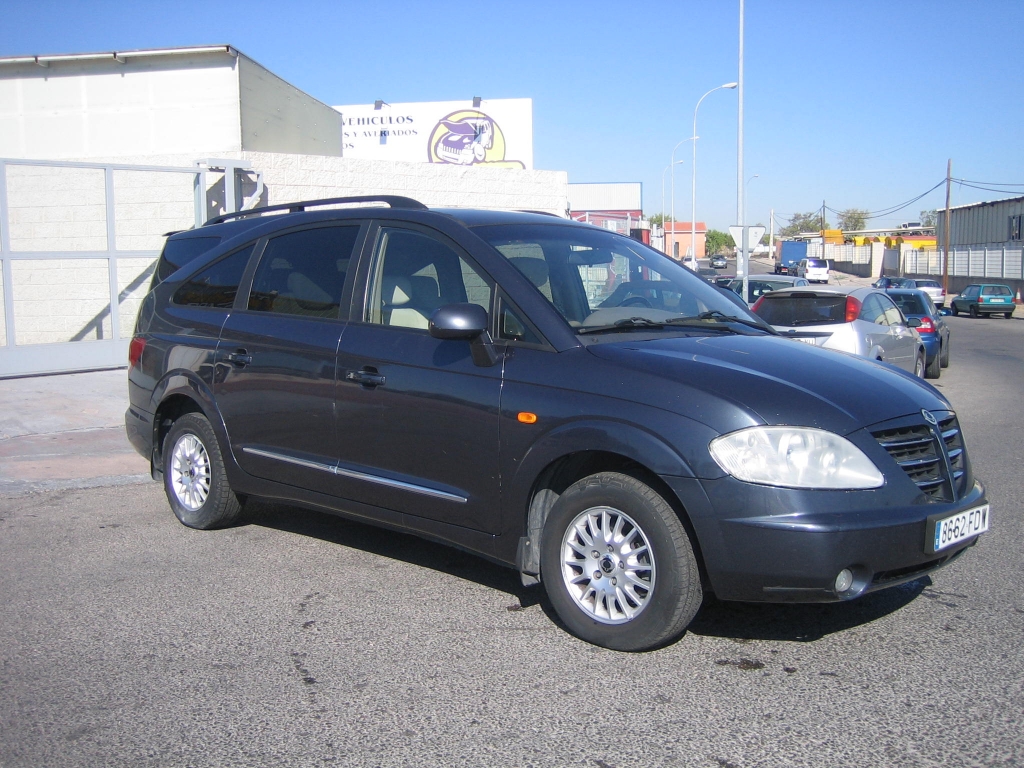 VISTA DELANTERA DERECHA SSANGYOUNG RODIUS 3.0 D 165CV 7 PLAZAS