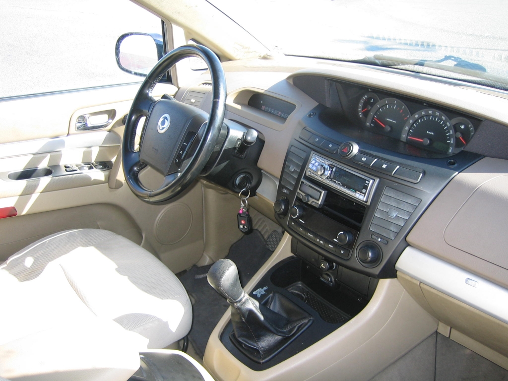 VISTA INTERIOR IZQUIERDO SSANGYOUNG RODIUS 3.0 D 165CV 7 PLAZAS