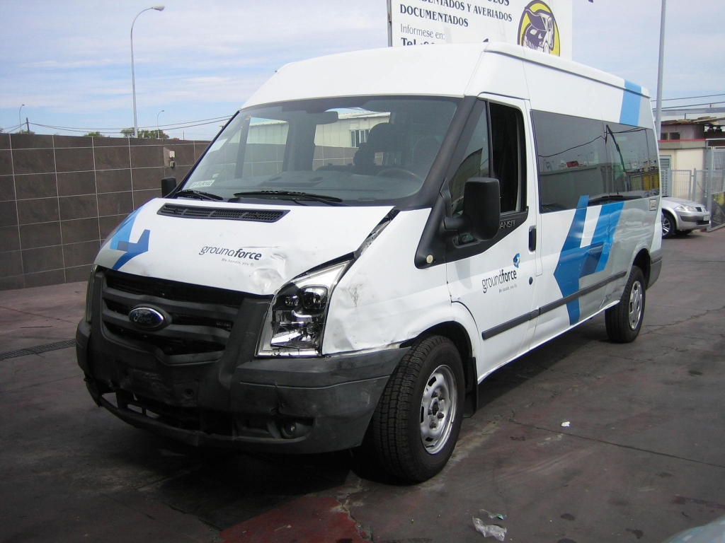 VISTA DELANTERA IZQUIERDA FORD TRANSIT 100T350 9 PLAZAS MICROBUS
