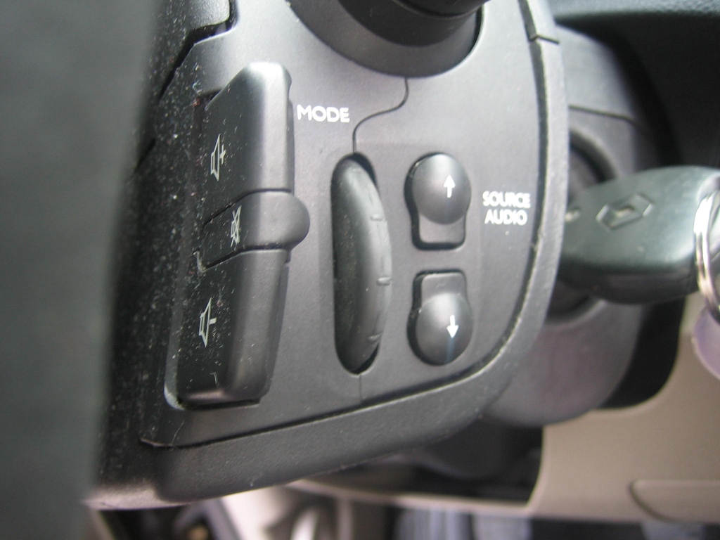 VISTA MANDOS AUDIO EN VOLANTE RENAULT CLIO 1.5 DCI 85CV