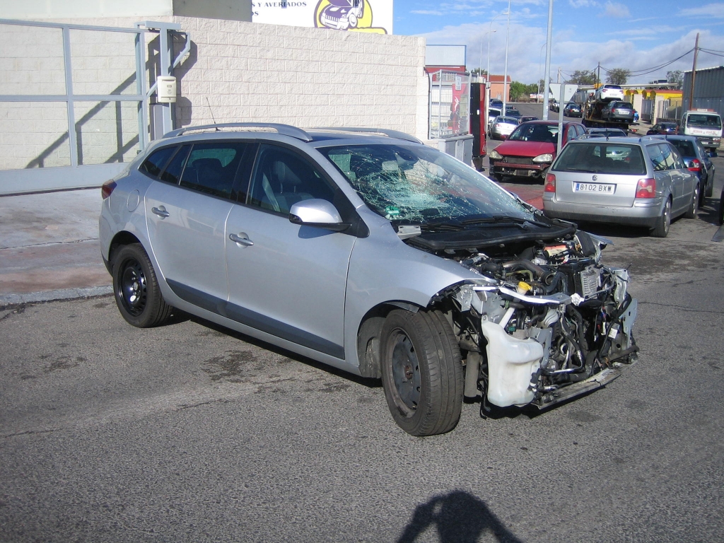 VISTA DELANTERA DERECHA RENAULT MEGANE FAMILIAR 1.5 DCI 110CV