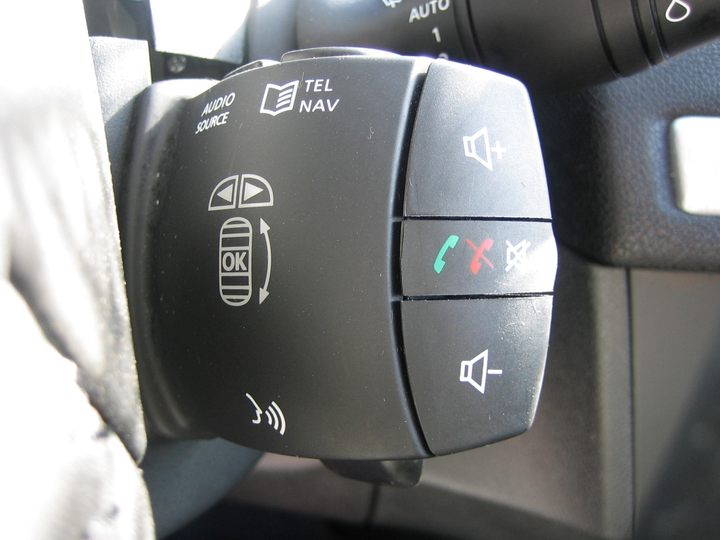 VISTA MANDOS AUDIO Y TLF EN VOLANTE RENAULT MEGANE FAMILIAR 1.5 DCI 110CV