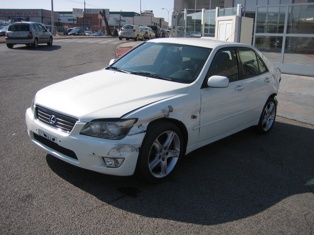 VISTA DELANTERA IZQUIERDA LEXUS IS200 2.0 155CV GASOLINA