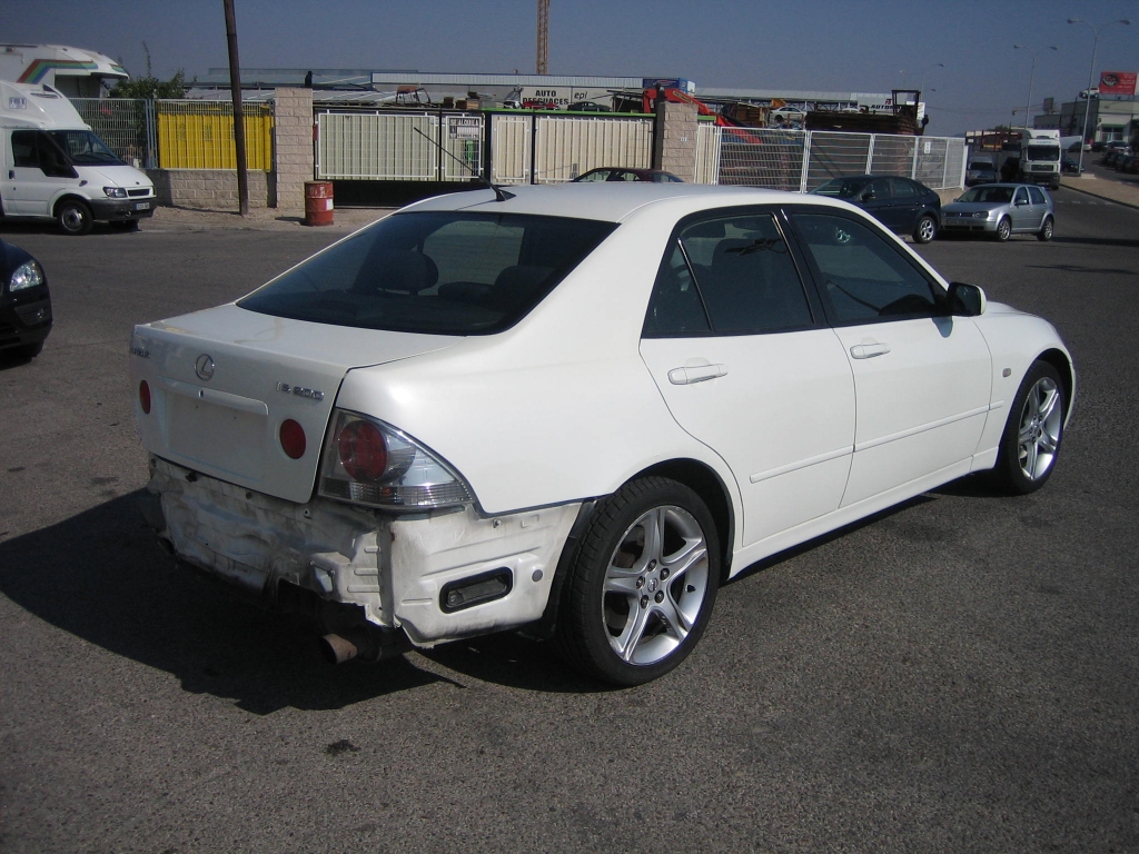 VISTA TRASERA DERECHA LEXUS IS200 2.0 155CV GASOLINA