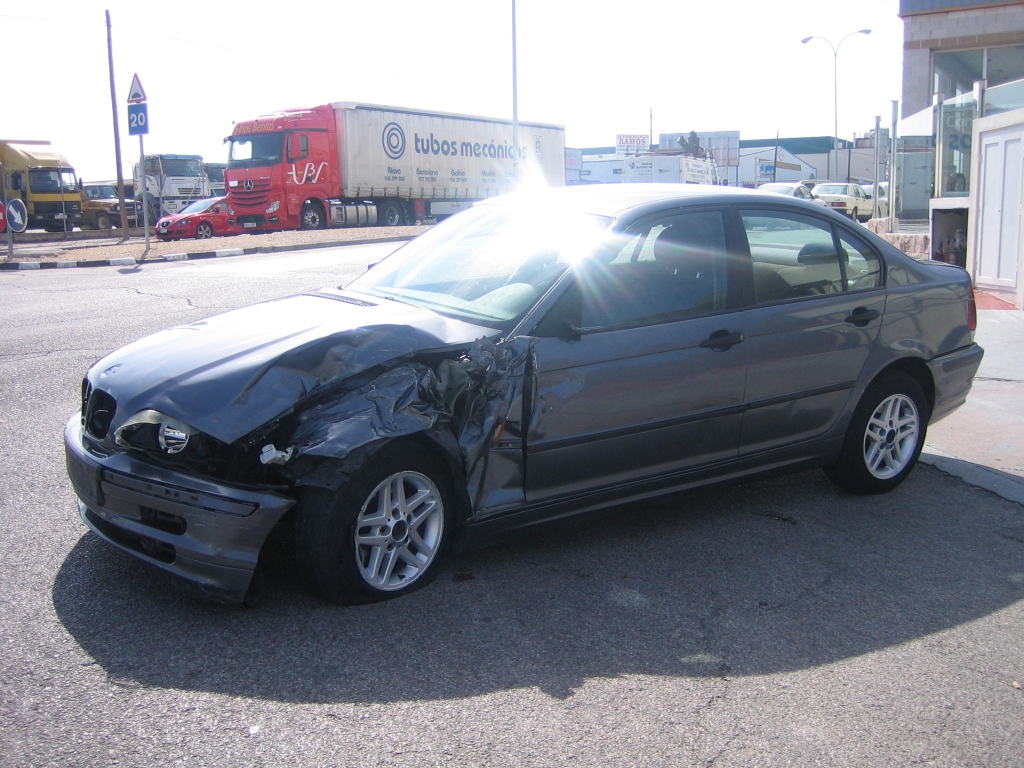 VISTA DELANTERA IZQUIERDA VISTA GOLPE