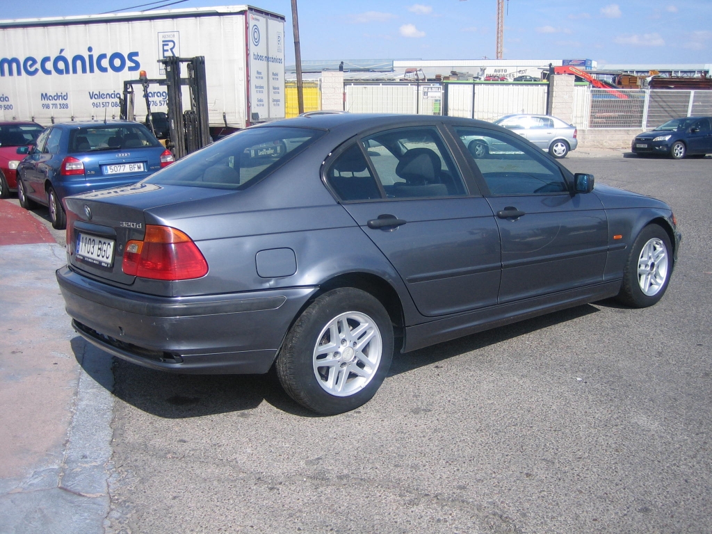 VISTA TRASERA DERECHA VISTA GOLPE