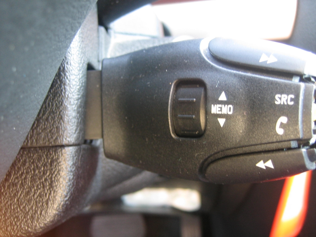 VISTA MANDOS AUDIO EN VOLANTE PEUGEOT 407 COUPE 2.7 204CV AUTOMATICO