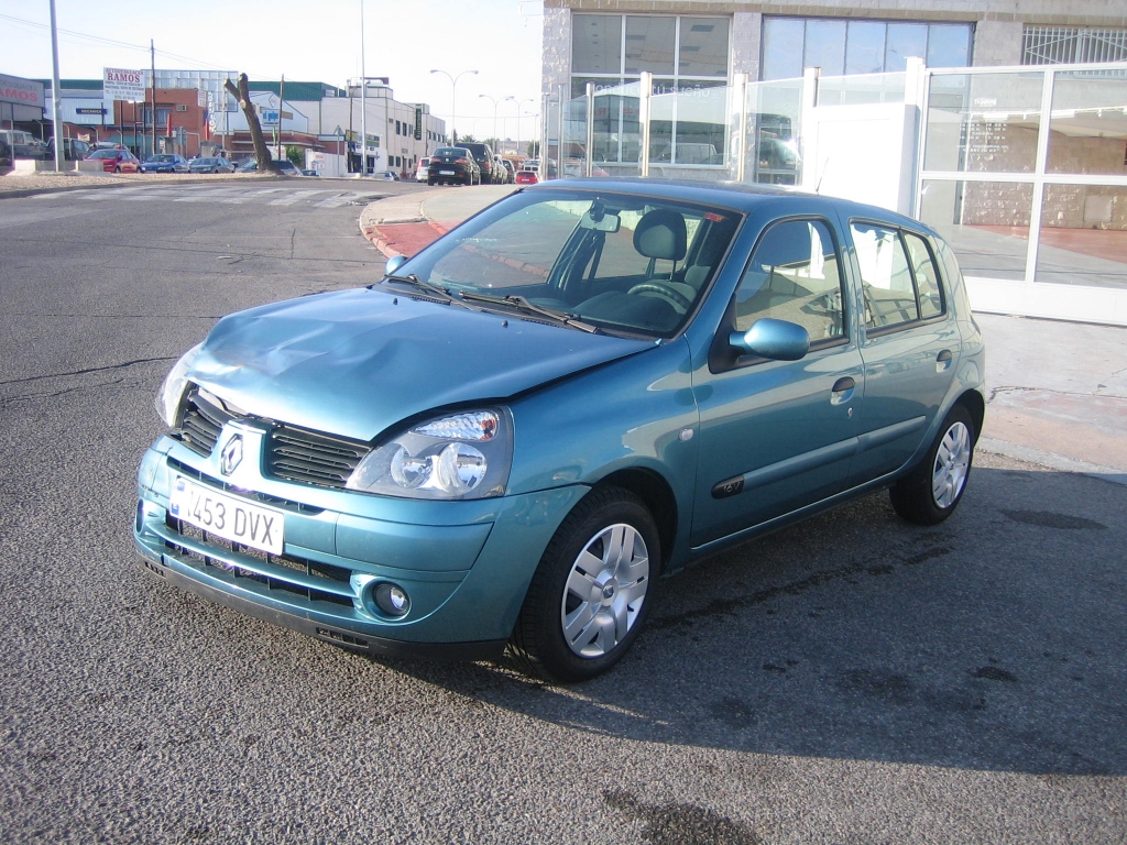 VISTA DELANTERA IZQUIERDA RENAULT CLIO 1.2 75CV GASOLINA