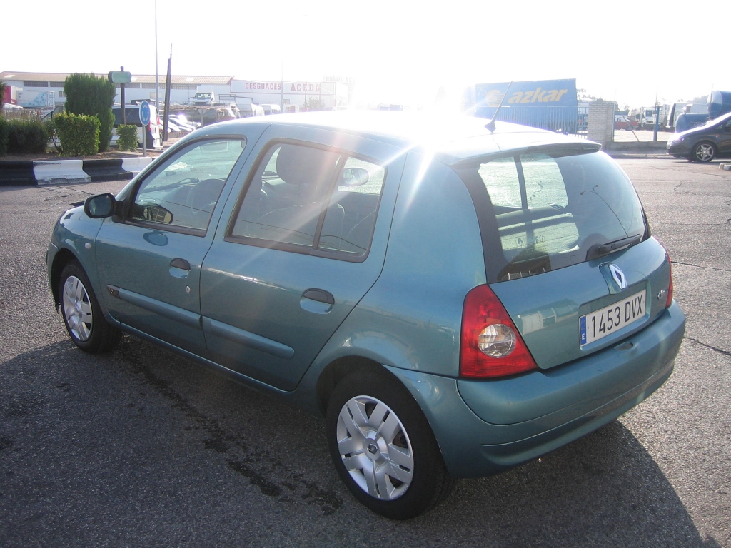 VISTA TRASERA IZQUIERDA RENAULT CLIO 1.2 75CV GASOLINA
