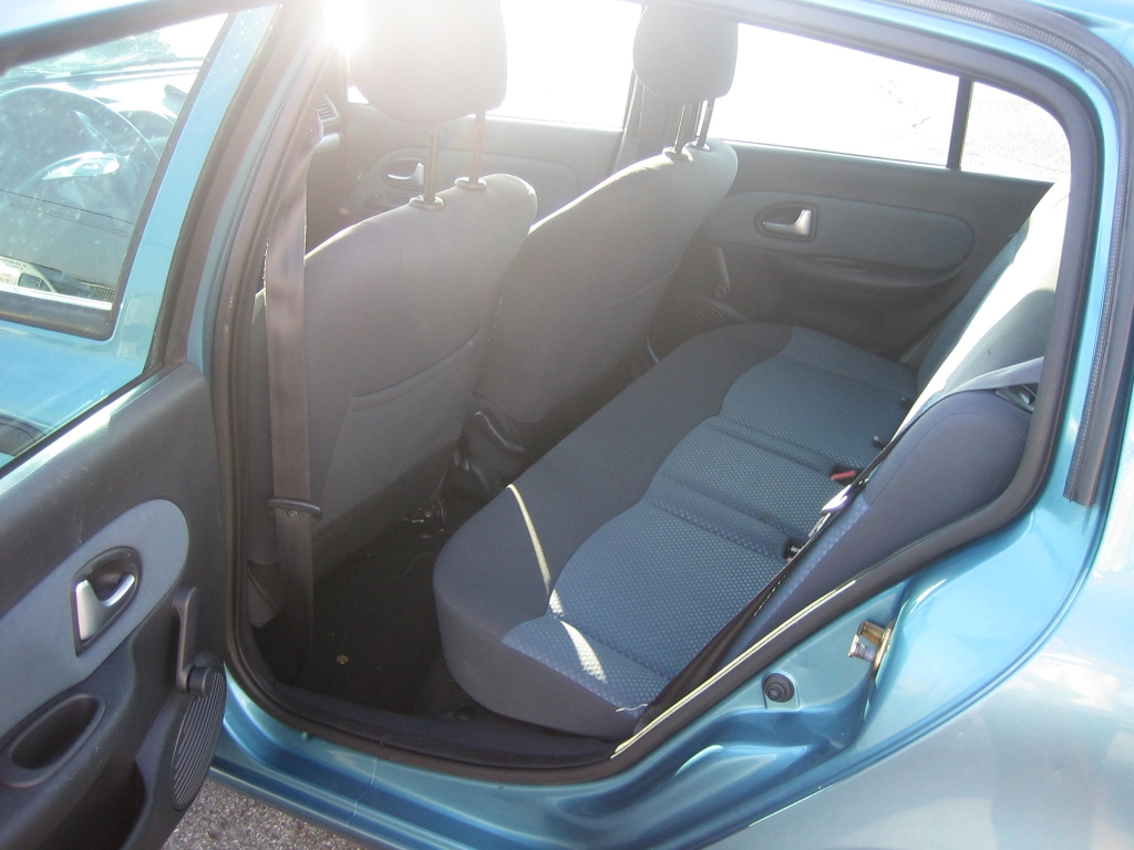VISTA INTERIOR TRASERO RENAULT CLIO 1.2 75CV GASOLINA