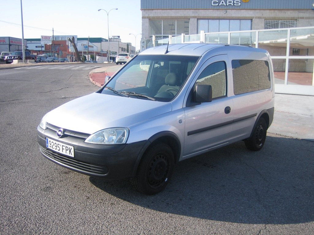 VISTA DELANTERA IZQUIERDA OPEL COMBO 1.3 CDTI 75CV COMBI