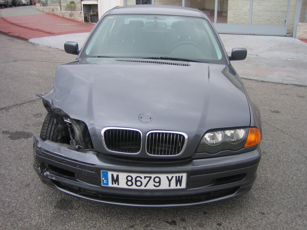 VISTA DELANTERA BMW 323 I 2.5 170CV