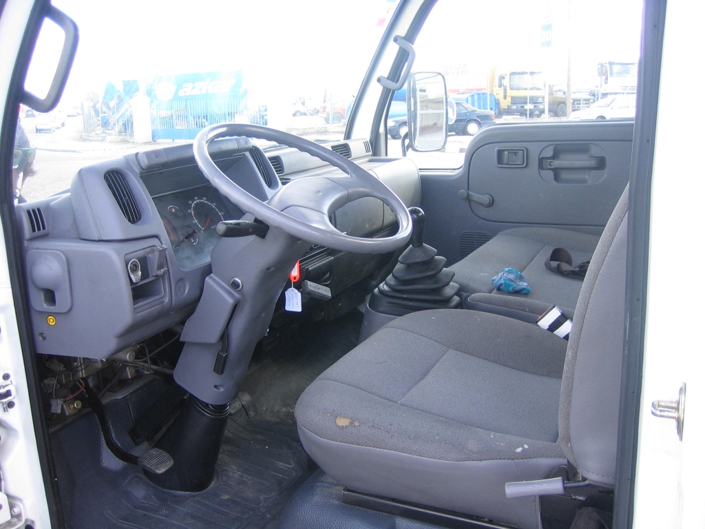 VISTA INTERIOR IZQUIERDO NISSAN CABSTAR 3.0 105CV CAMION CAJA ABIERTA