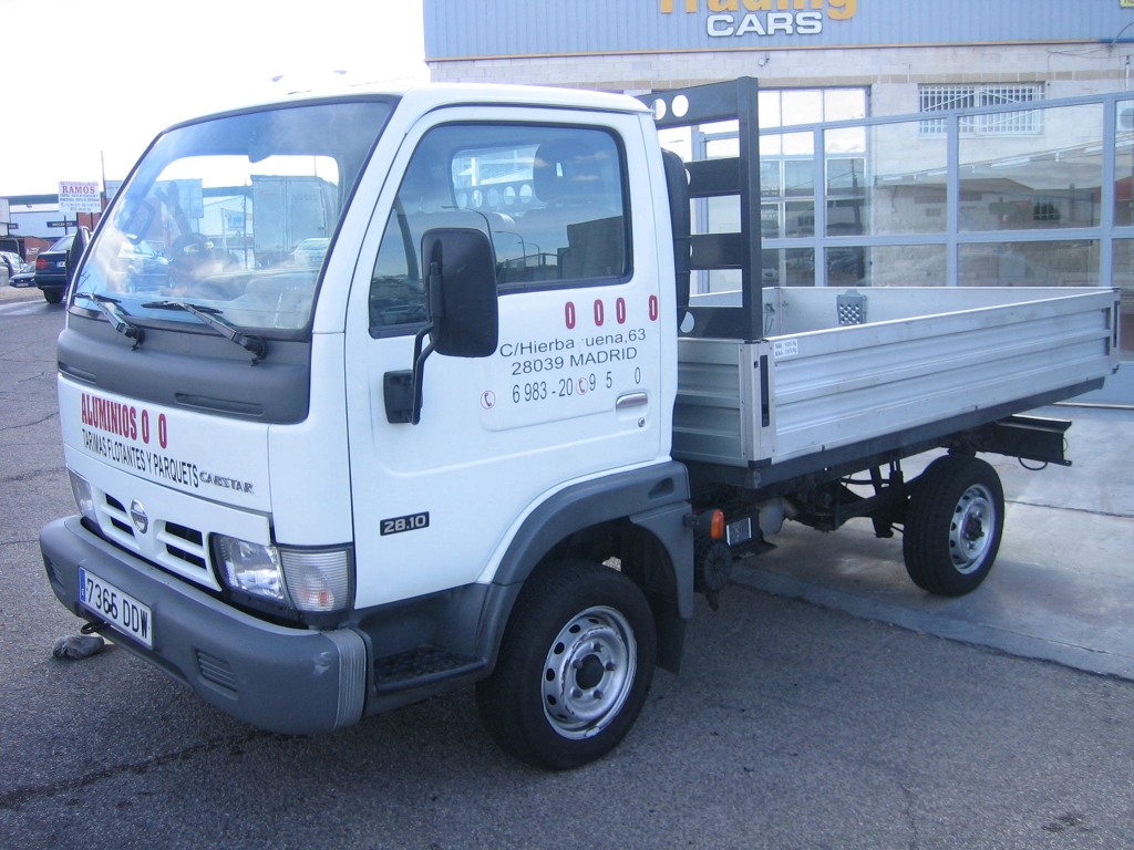 VISTA DELANTERA I8ZQUIERDA NISSAN CABSTAR 3.0 105CV CAMION CAJA ABIERTA