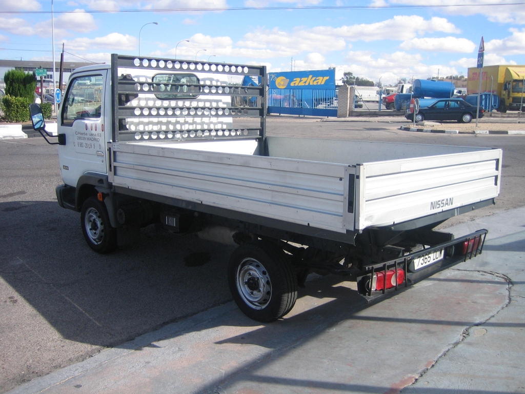 VISTA TRASERA IZQUIERDA NISSAN CABSTAR 3.0 105CV CAMION CAJA ABIERTA