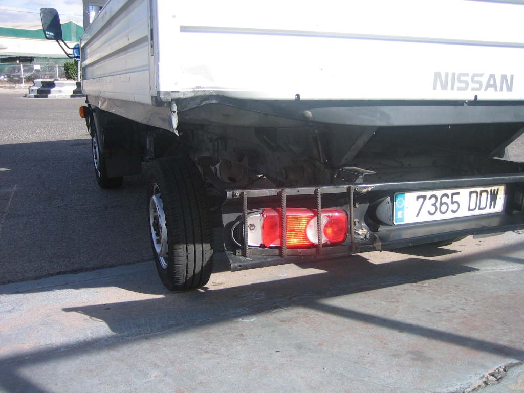VISTA GOLPE EN CAJA TRASERO IZQUIERDO NISSAN CABSTAR 3.0 105CV CAMION CAJA ABIERTA