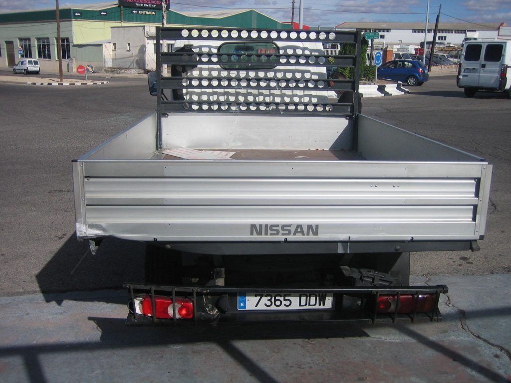 VISTA TRASERA NISSAN CABSTAR 3.0 105CV CAMION CAJA ABIERTA