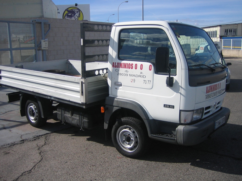 VISTA DELANTERA DERECHA NISSAN CABSTAR 3.0 105CV CAMION CAJA ABIERTA