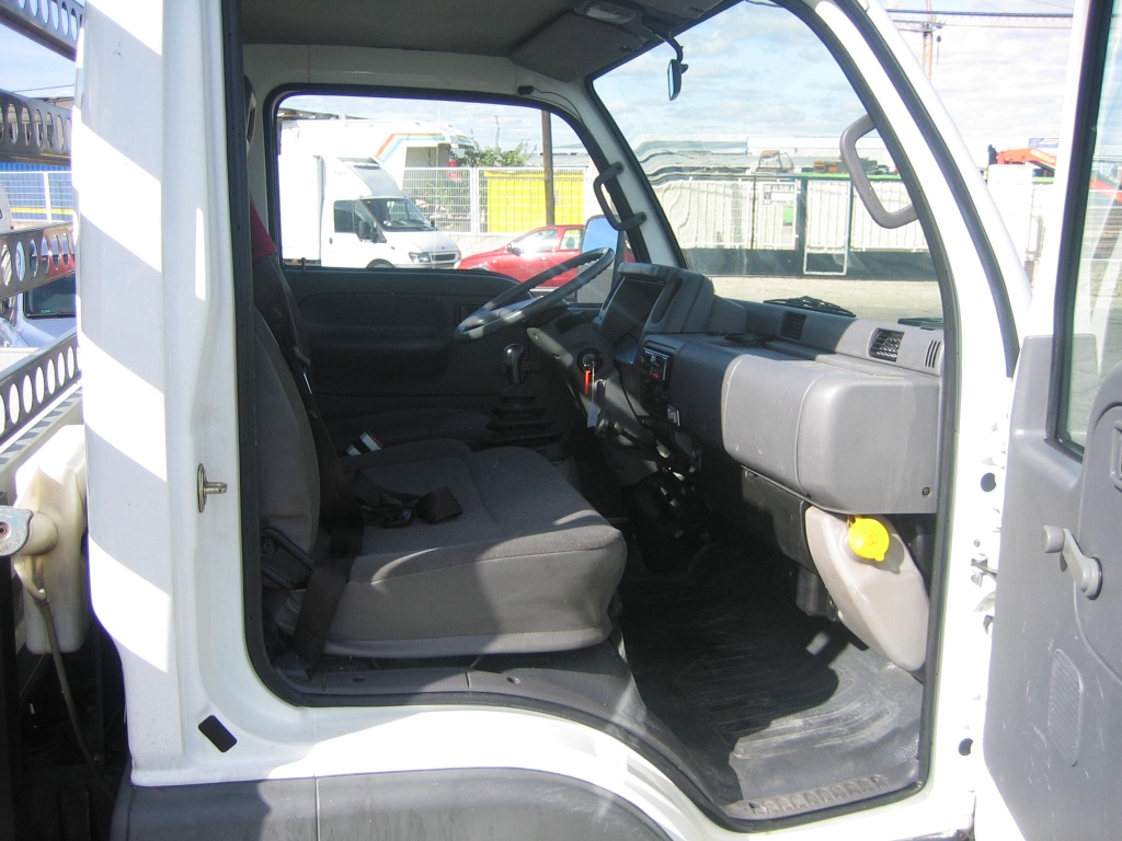 VISTA INTERIOR DERECHO NISSAN CABSTAR 3.0 105CV CAMION CAJA ABIERTA
