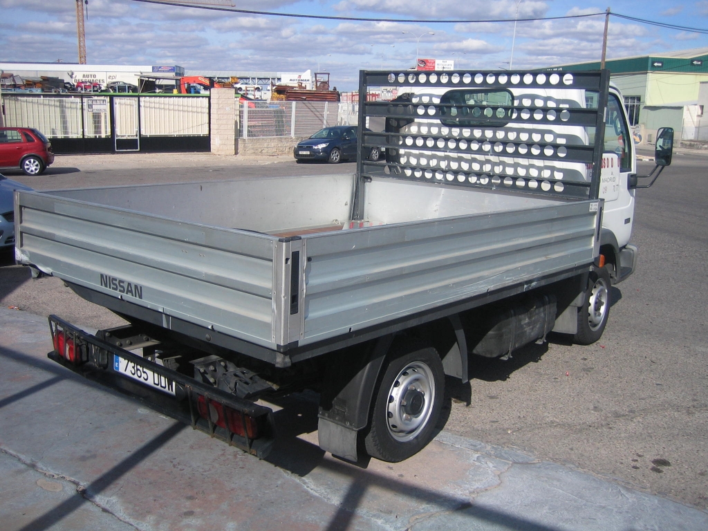 VISTA TRASERA DERECHA NISSAN CABSTAR 3.0 105CV CAMION CAJA ABIERTA
