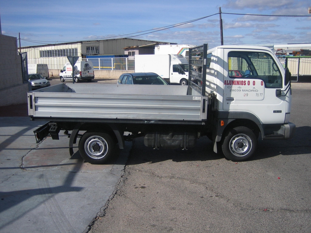 VISTA LATERAL DERECHO NISSAN CABSTAR 3.0 105CV CAMION CAJA ABIERTA