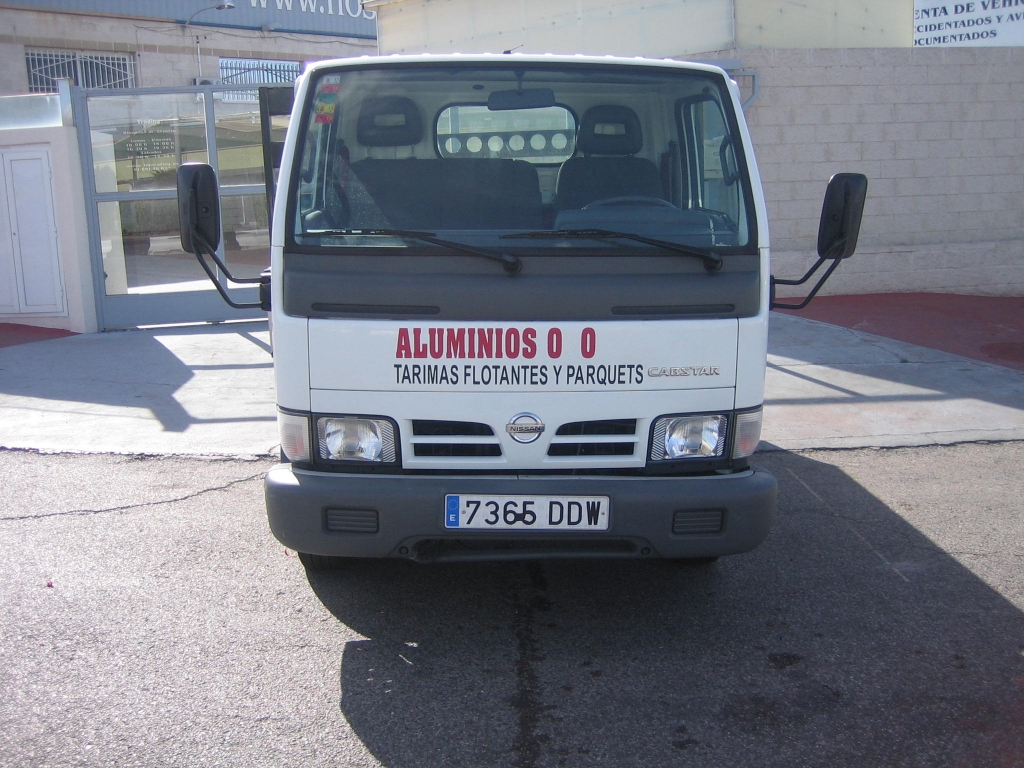 VISTA DELANTERA NISSAN CABSTAR 3.0 105CV CAMION CAJA ABIERTA