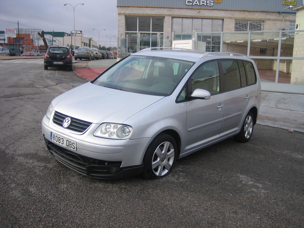 VISTA DELANTERA IZQUIERDA VOLSWAGEN TOURAN 2.0 TDI 140CV DSG